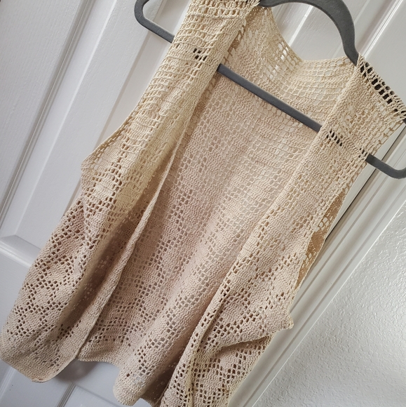 Vintage 1970's Boho Crocheted Vest - Picture 4 of 11